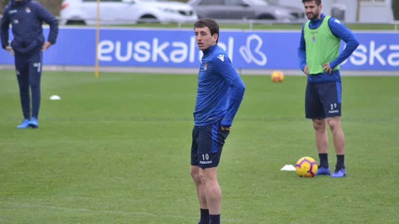 Mikel Oyarzabal in azione con la Real Sociedad nel 2018
