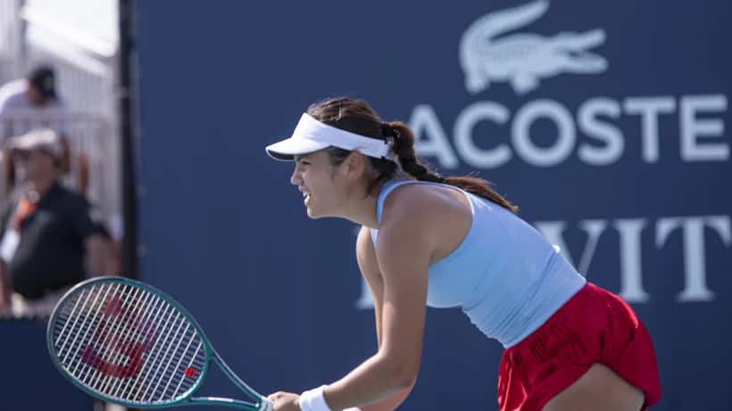 Emma Raducanu en la pista de tenis durante el Miami Open 2025, concentrada antes de golpear la pelota