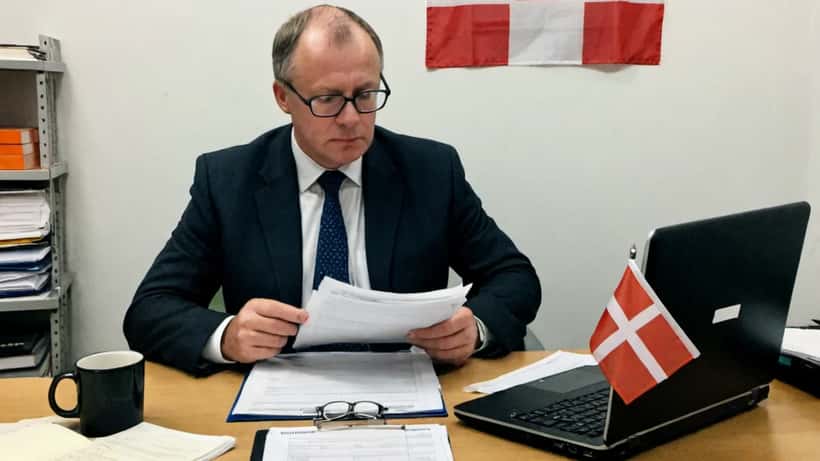 Dansk erhvervsadvokat gennemgår EU-sanktionsdokumenter på kontor i København