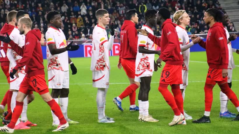 Bayern München-spiller i aksjon i testspiel mot Red Bull Salzburg januar 2025