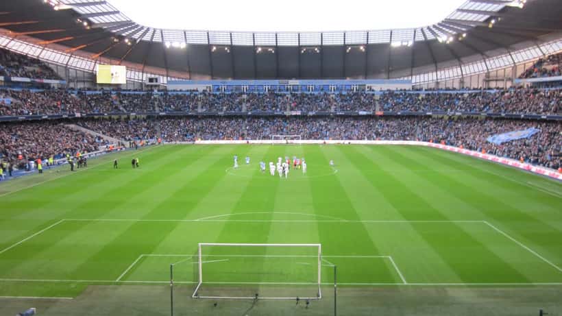 Manchester City jalkapalloilijoita ottelussa, varallisuuden hallinta urheilussa 2026