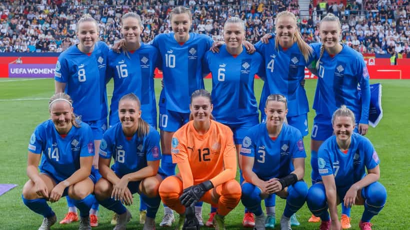 Voetballers in actie tijdens UEFA Nations League wedstrijd