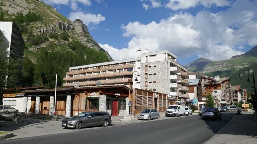Avenue Olympique à Val d'Isère, station alpine qui accueillera les JO 2030