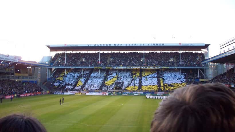AIK-fans med tifo på Råsundastadion i Stockholm