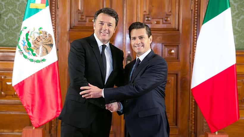 Matteo Renzi sul palco politico, leader di Italia Viva, con modulo dichiarazione dei redditi 730
