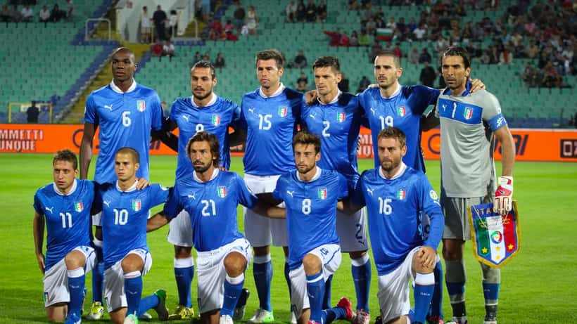 Équipe nationale d'Italie en maillot azzurri sur le terrain, joueurs regroupés avant un match