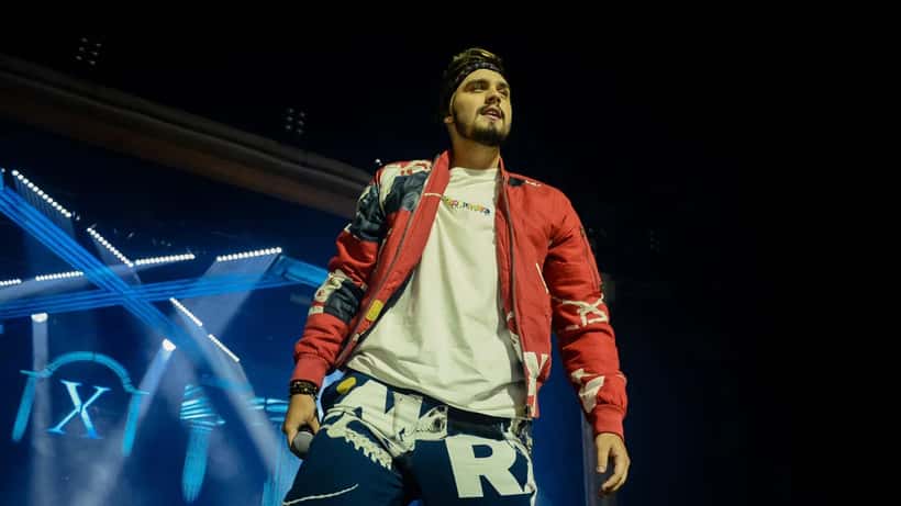 Luan Santana se apresentando ao vivo no palco do Citibank Hall em São Paulo