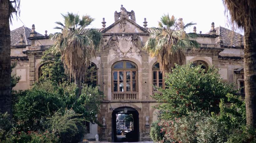 Villa Palagonia a Bagheria, Sicilia, storica villa barocca con statue sul muro di cinta