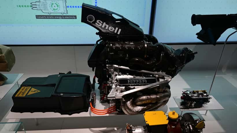 Motore Ferrari e Mercedes AMG F1 all'esposizione Formula 1 di Londra
