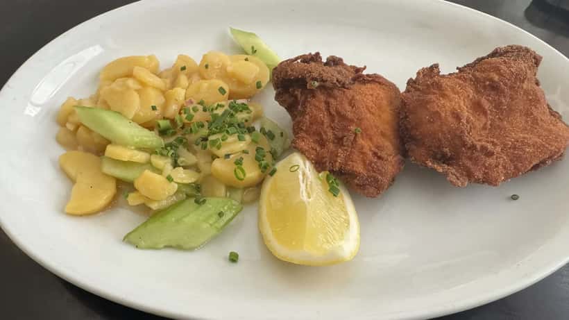 Speise aus dem Café Engländer Wien – Hühneroberkeule mit Erdäpfel-Gurkensalat