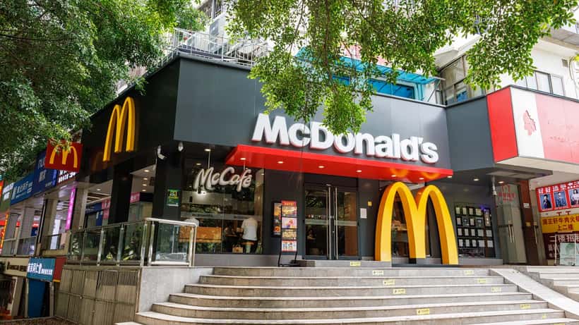 Restaurante McDonald's com os arcos dourados visíveis na fachada