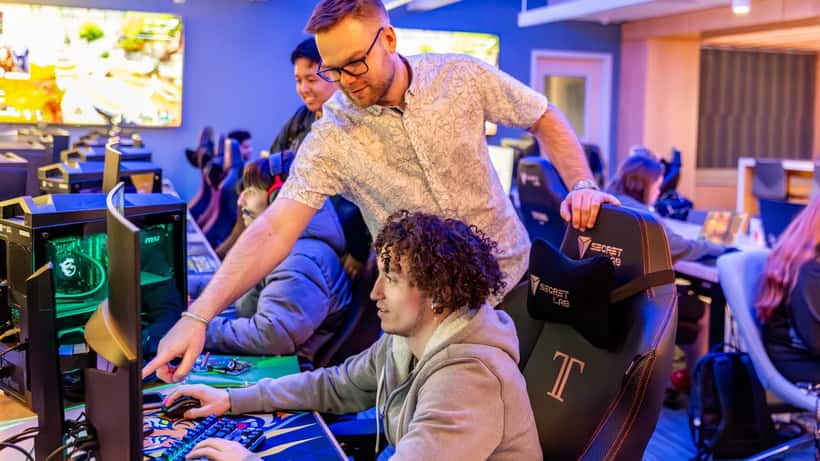 Professionell esportspelare vid dator under turnering