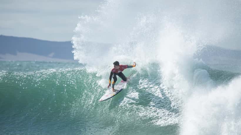 Gabriel Medina surfando em competição do Championship Tour da WSL em 2026