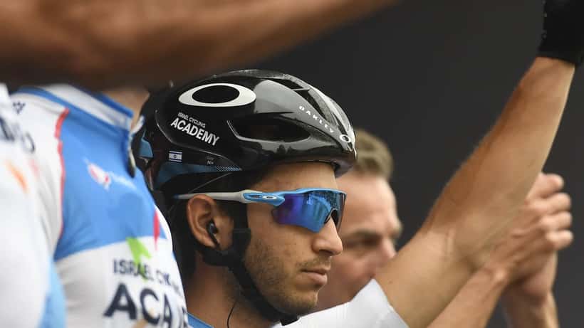 Peloton des Giro d'Italia auf offener Strasse – professionelles Radsportrennen