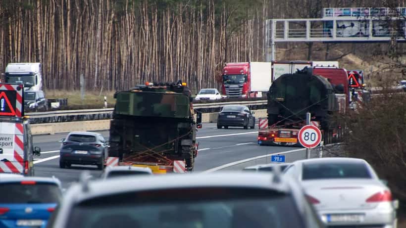 Schwertransport fährt auf Autobahn in Deutschland