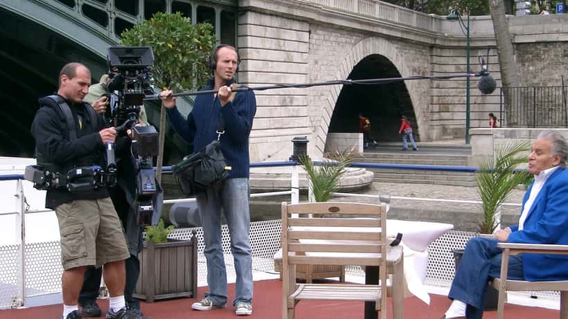 Équipe de tournage filmant en extérieur, représentant un tournage en France