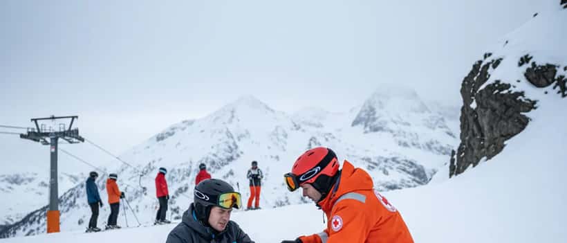 Snowboarder erhält Erstversorgung auf einer verschneiten deutschen Skipiste