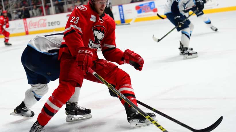 Jaccob Slavin, défenseur des Carolina Hurricanes, en action sur la glace