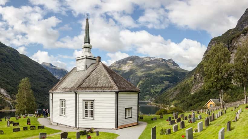 Village de Geiranger en Norvège avec son église au bord d'un fjord