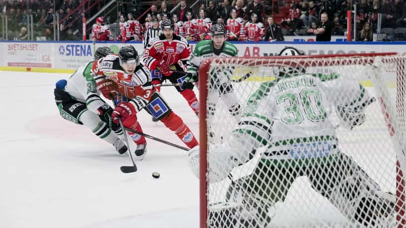 Ishockeyspelare på isen under en SHL-match