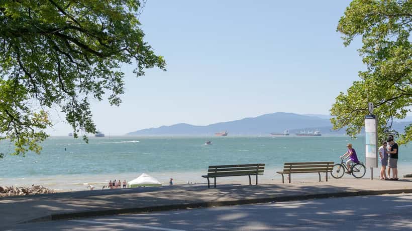 English Bay à Vancouver, Colombie-Britannique, sous un ciel typique du printemps 2026
