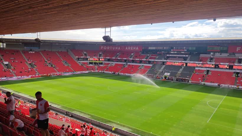 Vista aérea da Fortuna Arena em Praga, estádio do Slavia Praga