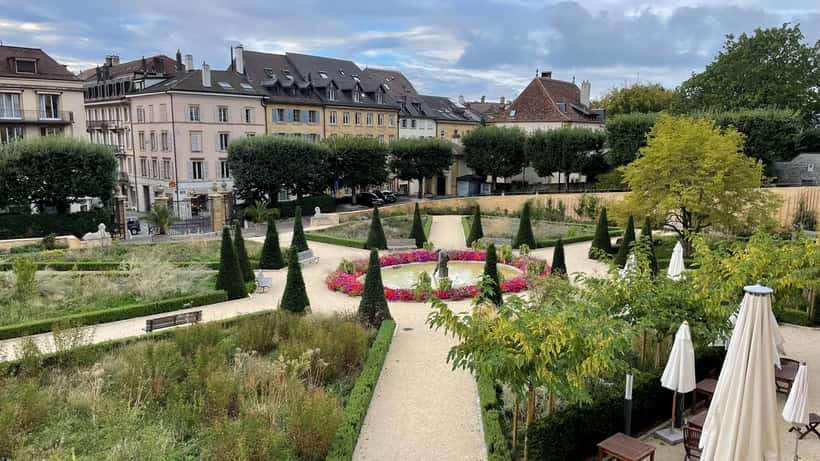 Vue de Neuchâtel depuis le parc Jadin-DuPeyrou, canton suisse au cœur des arbitrages budgétaires 2027