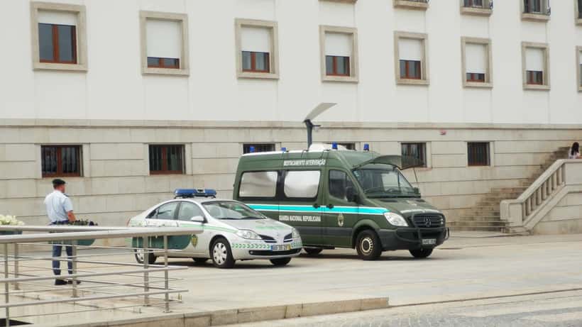 Agentes da GNR em operação de fiscalização rodoviária em Portugal