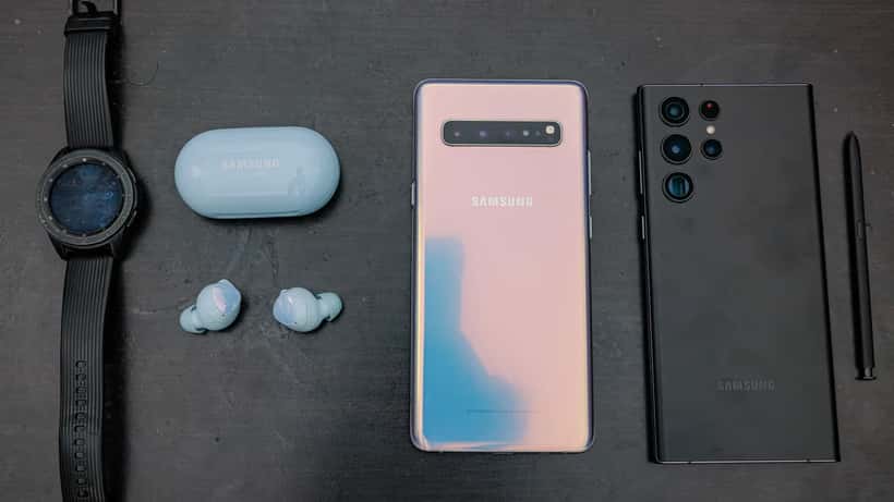 Smartphones Samsung Galaxy dispostos em mesa, mostrando telas iluminadas