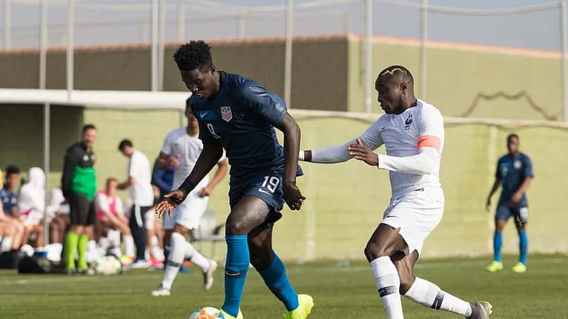 Moussa Diaby in azione con la maglia della nazionale francese durante una partita internazionale