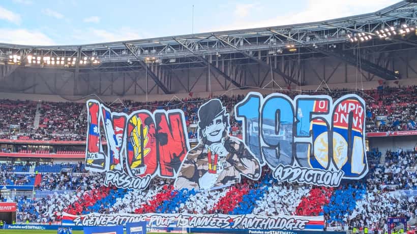 Supporters Ligue 1 avec tifo lors d'un match Olympique Lyonnais - droits TV football 2026