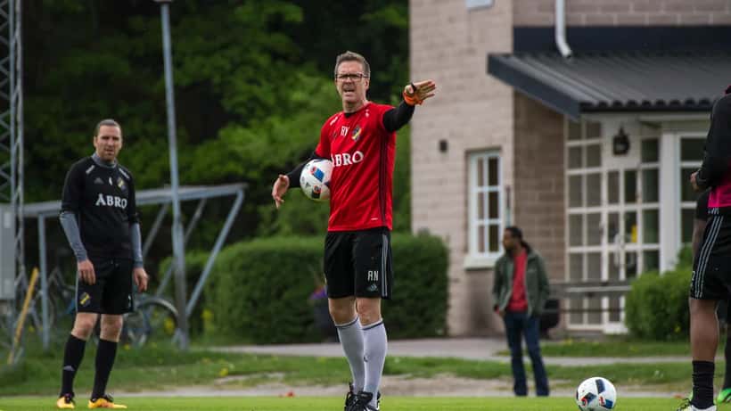 Rikard Norling på träningsplanen, coachande spelare