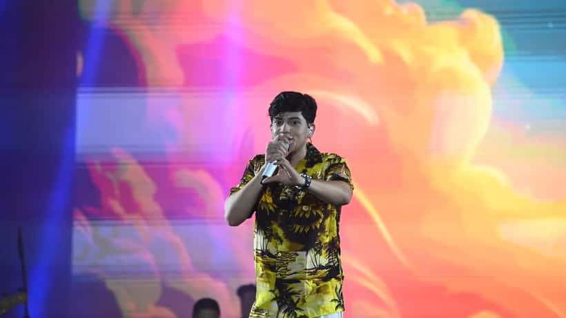 Léo Foguete, cantor de forró e sertanejo, no palco durante apresentação ao vivo