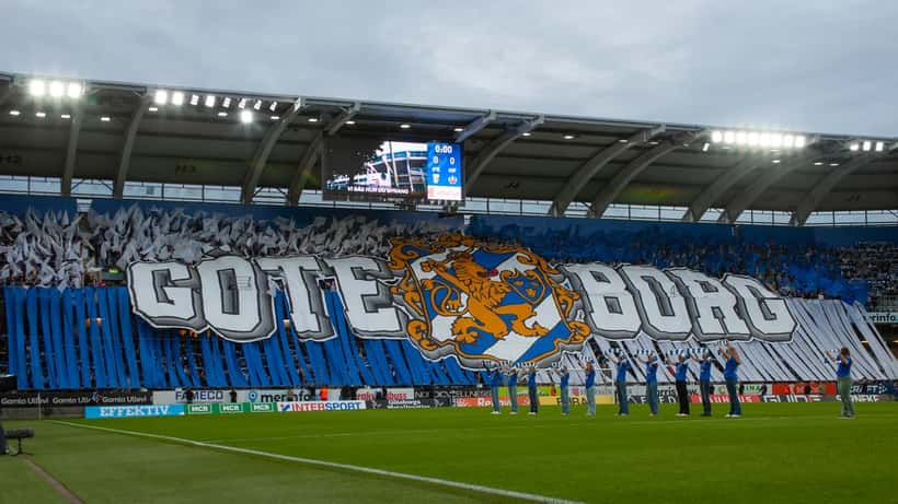 Svenska fotbollsfans med tifo på Allsvenskan-match