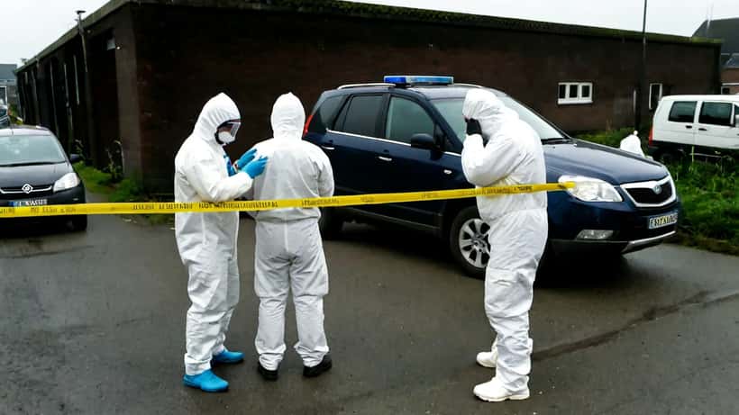 Forensisch onderzoekers bij een industrieel pand in Nederland