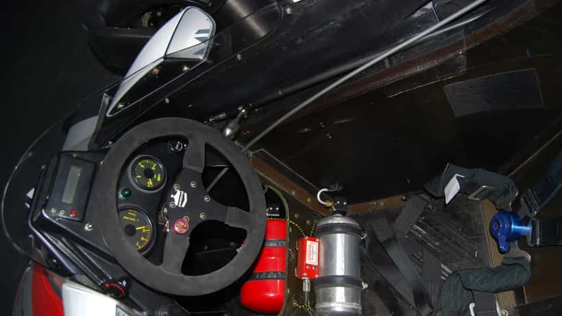 Cockpit d'une voiture de Formule 1 illustrant les contraintes physiques des pilotes en 2026