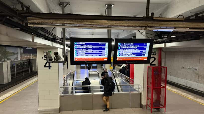 Quai du RER D à Paris Gare de Lyon, train de la ligne D en attente