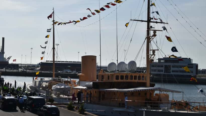 Königin Margrethe II. von Dänemark beim Betreten des Schiffes Dannebrog im Hafen Esbjerg
