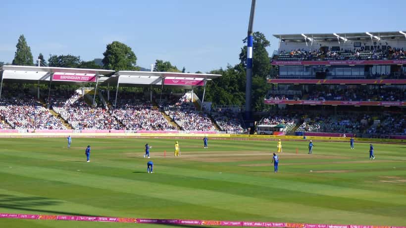 Partita di cricket T20 internazionale tra India e Australia allo stadio con giocatori in campo