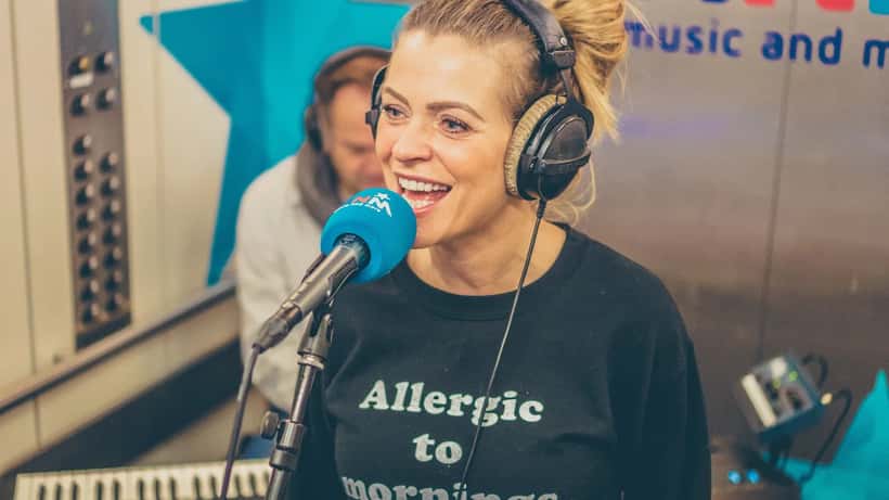 Karen Damen tijdens een optreden voor MNM radio
