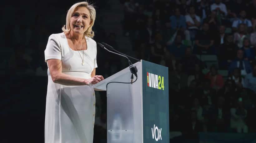 Marine Le Pen puhumassa tilaisuudessa vuonna 2024