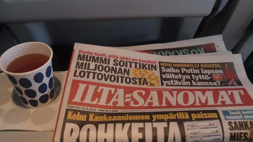 Ilta-Sanomat lehti luettavana lentokoneessa, digitaalinen tietosuoja GDPR