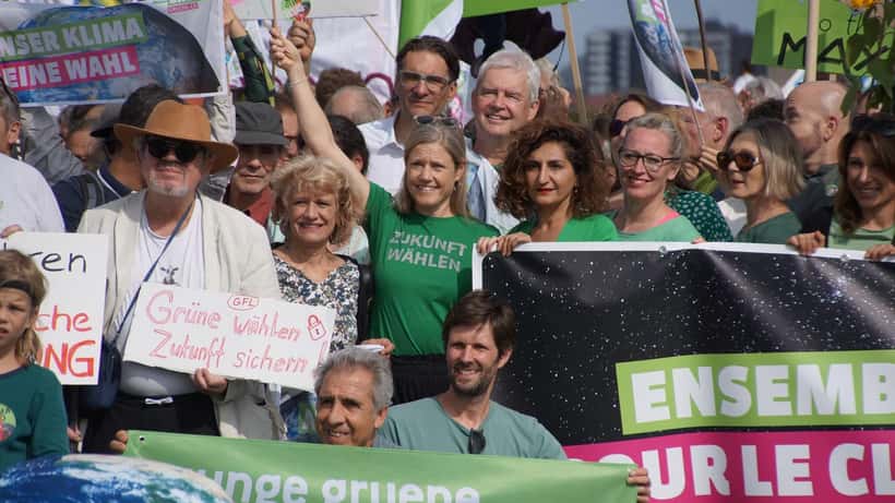 Membres du Parti vert suisse lors d'une réunion officielle au Parlement fédéral en 2023