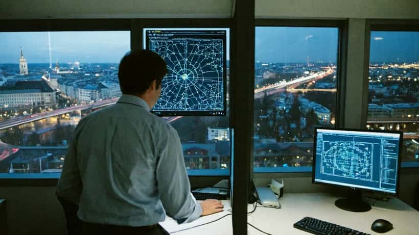 IT-Sicherheitsexperte analysiert Quantencomputing-Bedrohungen in einem modernen Wiener Büro