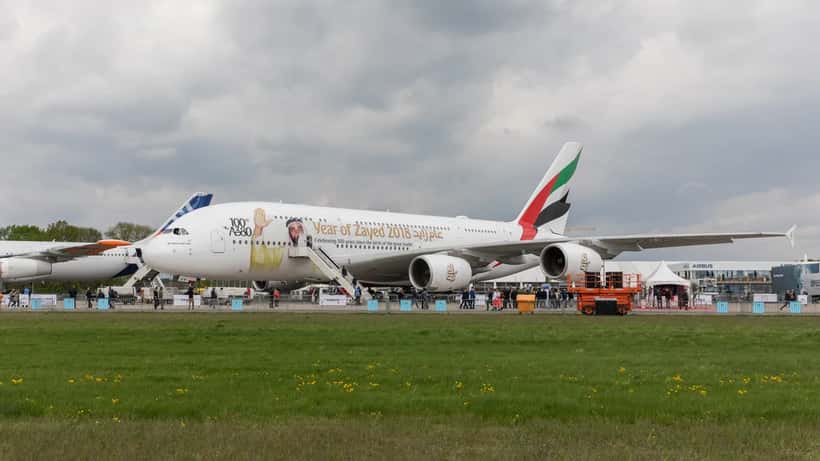 Airbus A380 Emirates en vol, vue latérale, livrée bleue et blanche