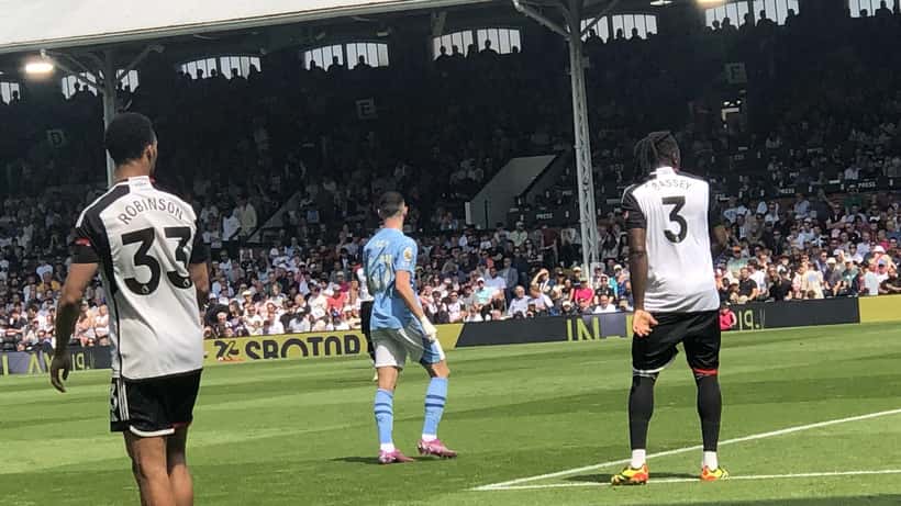 Jogador do Manchester City em ação durante jogo da Premier League, representando os futebolistas excluídos das convocatórias nacionais