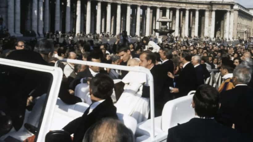 Papa Giovanni Paolo II subito dopo l'attentato in Piazza San Pietro, 13 maggio 1981