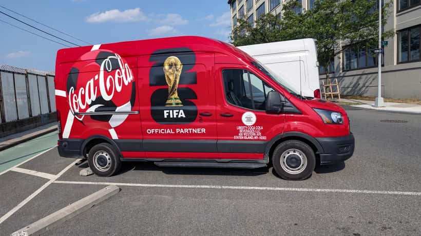 Dansk fan ved VM 2026 i Canada med Coca-Cola-skilte på FOdboldstadion