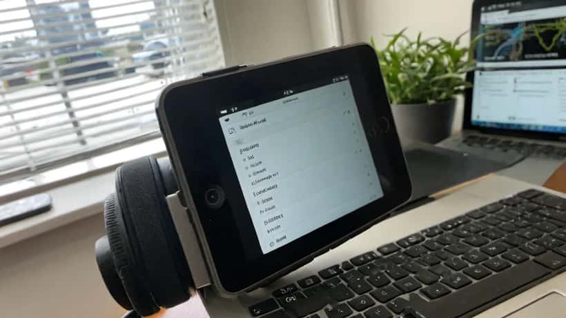 iPhone-scherm met iOS software-update melding op een kantoorbureau