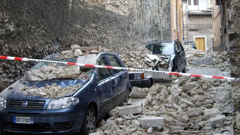 Maanjäristyksen vaurioittama rakennus Italian L'Aquilassa